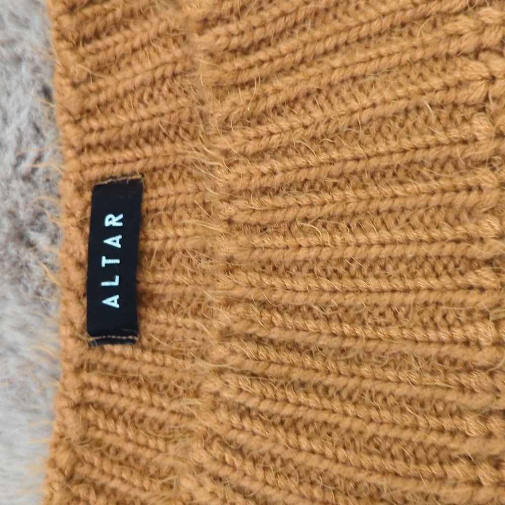 Fuzzy sweater - Picture 2 of 3